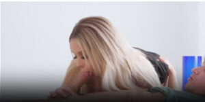 แม่เลี้ยงช่วยดูดน้ำว่าวให้ลูกเลี้ยง